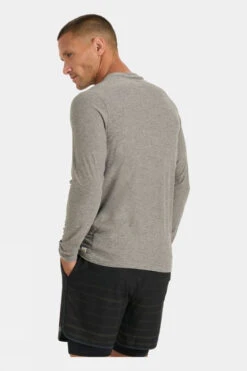 Vuori Mens Long-Sleeve Strato Tech T-Shirt -Urban Threads c12bab0031 7272 o